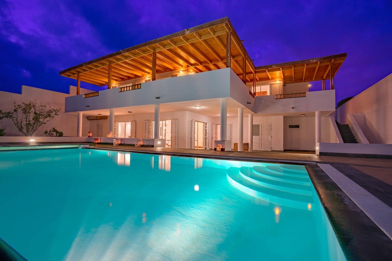 Villa Dedalos - A Luxury Large Villa With A Heated Pool In Puerto Calero Dış mekan fotoğraf