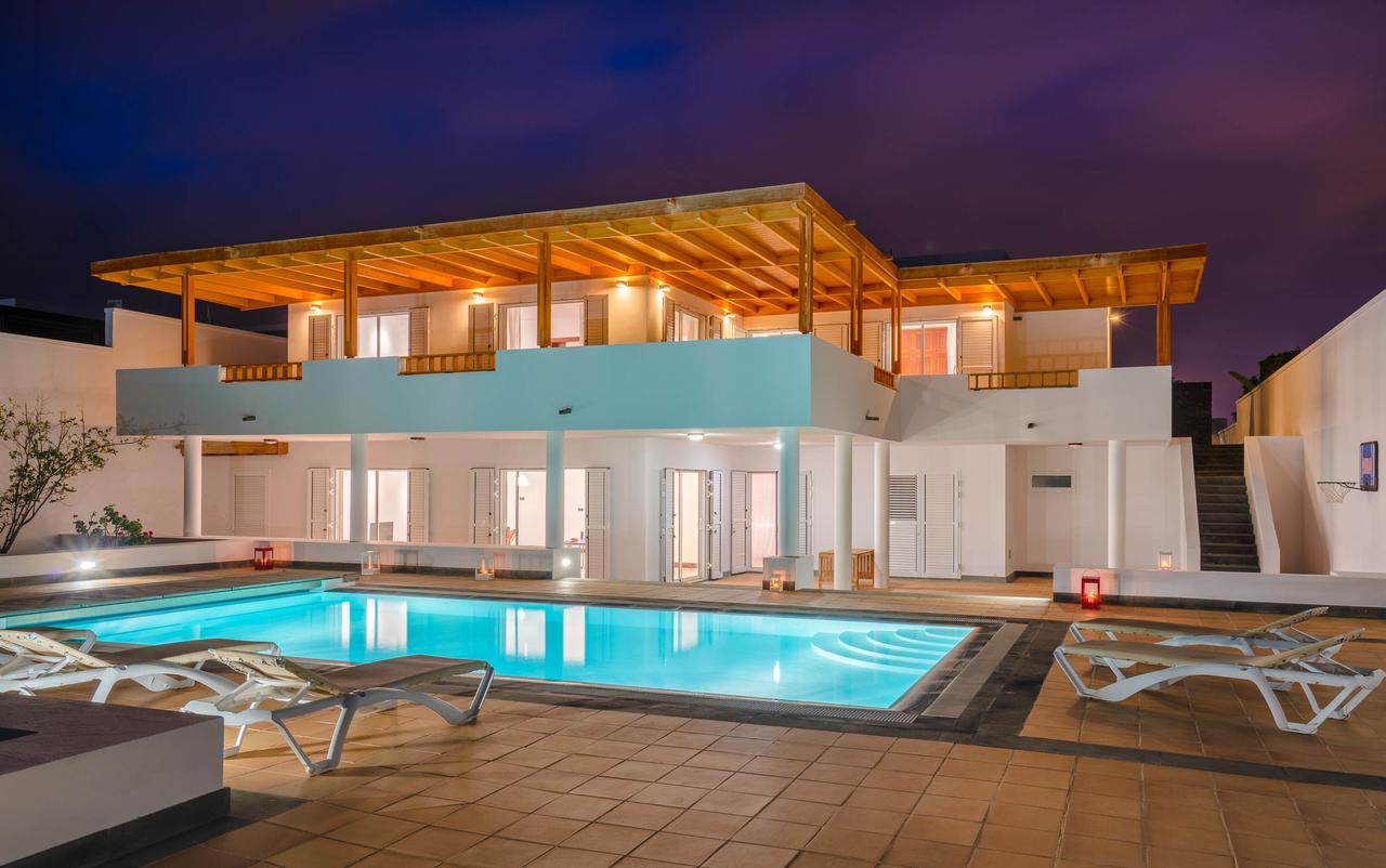 Villa Dedalos - A Luxury Large Villa With A Heated Pool In Puerto Calero Dış mekan fotoğraf