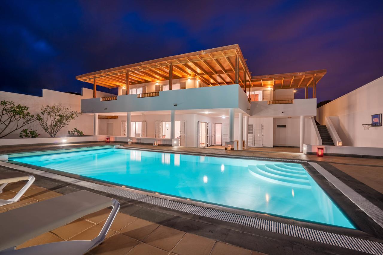 Villa Dedalos - A Luxury Large Villa With A Heated Pool In Puerto Calero Dış mekan fotoğraf